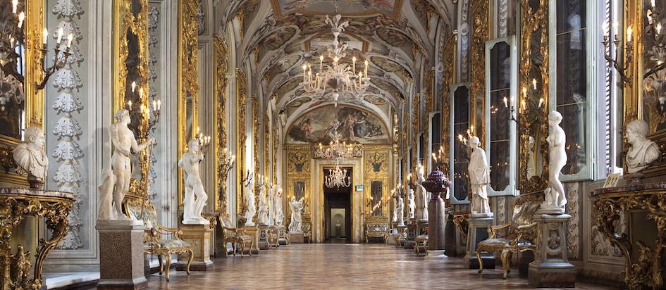 Palazzo Colonna Il prestigioso palazzo, di origini trecentesche, ma rimaneggiato più volte nell'arco di cinquecento anni, è ancora oggi abitato dai discendenti di questa illustre dinastia, fra le più