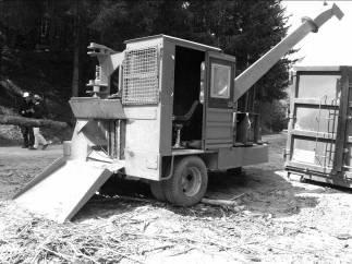 Cippatura 106 La cippatura consiste nel triturare ramaglia, fusti di piccolo diametro o scarti di lavorazione riducendoli in scaglie di legno di piccole dimensioni.