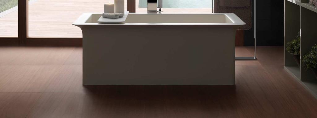 Vasca da bagno freestanding in Cristalplant, con accessorio multifunzione poggia schiena/mensola.