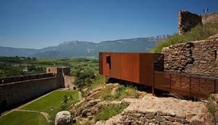 MMM Firmiano Architetto Werner Tscholl Nell'architetto Werner Tscholl, Messner ha trovato uno spirito affine con cui realizzare il restauro della rocca e l'allestimento degli spazi espositivi.