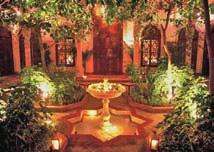 MAROCCO - MARRAKECH Villa Des Orangers MAROCCO - MARRAKECH Demeures d Orient Un eleganza antica ricca di atmosfera Magici giochi di luci e