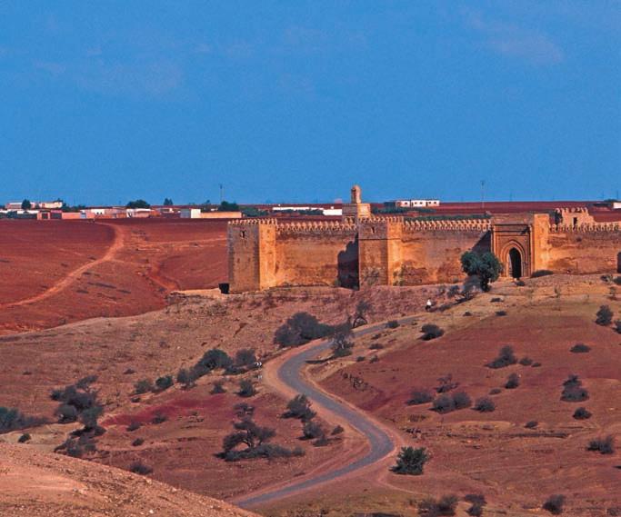 Marocco Terra di Kasbah e di antichi imperi Lieve e garbata l anima del Marocco aleggia sui tetti verdi d una ridente città, tra le innevate cime lontane, nelle soffici dune del deserto, lungo la