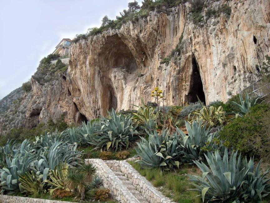 I confini della Liguria La Liguria si sviluppa parallela al