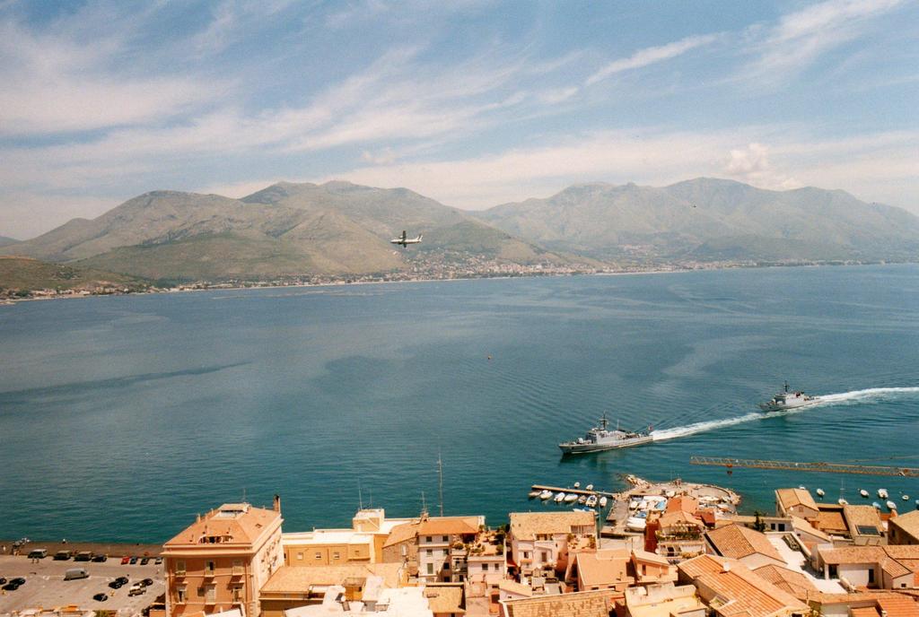 2004 Golfo di Gaeta Sfilata di mezzi aerei e