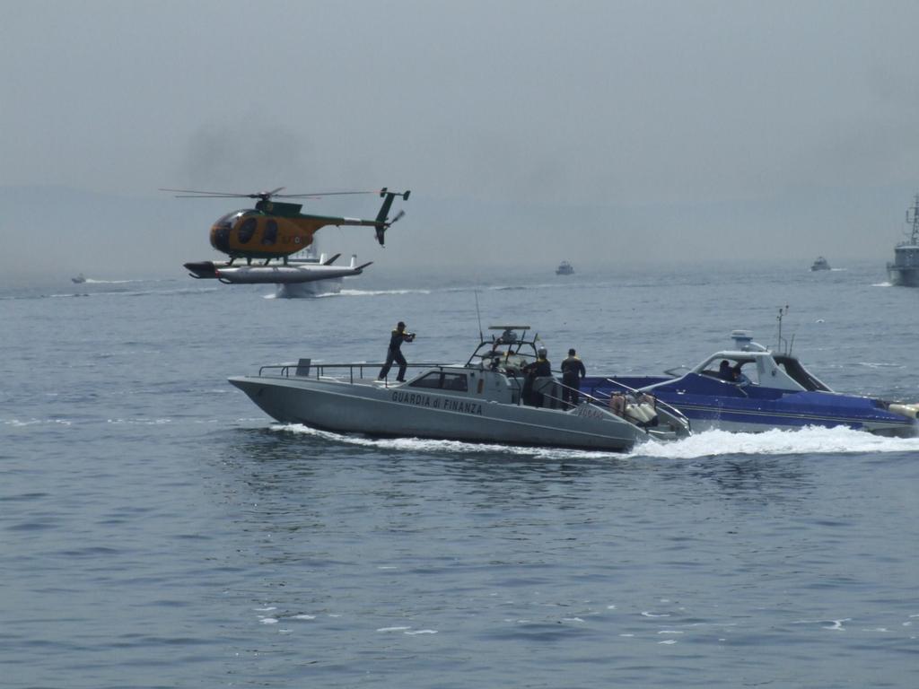 2006 Giugno Golfo di Napoli Sfilata di mezzi