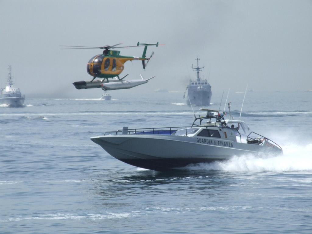 2006 Giugno Golfo di Napoli Sfilata di mezzi