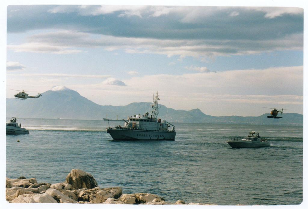2006 Giugno Golfo di Napoli Sfilata di mezzi