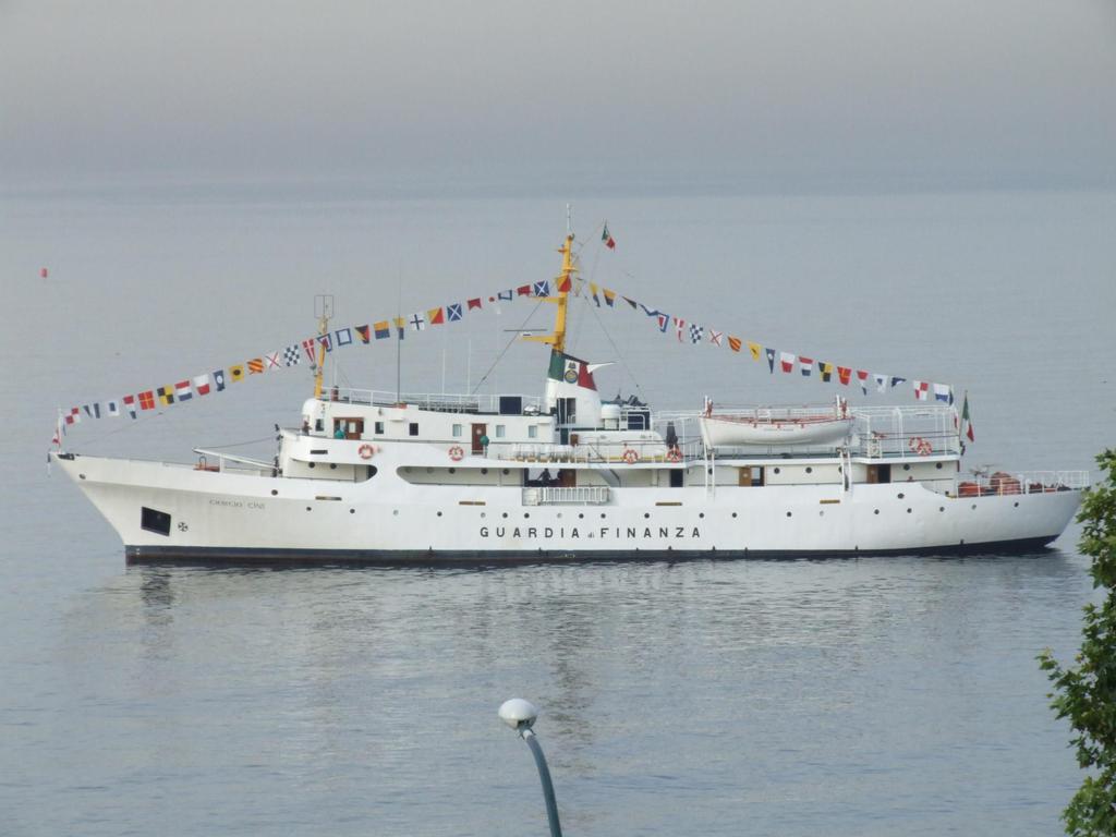 2006 Giugno Golfo di Napoli Sfilata di mezzi aerei e navali in occasione