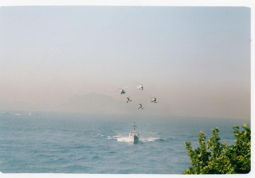 2006 Giugno Golfo di Napoli Sfilata di mezzi