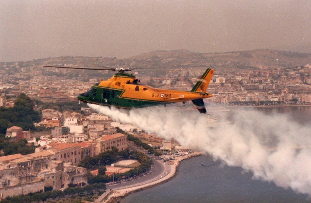 1986 un A109 sfila, rilasciando la