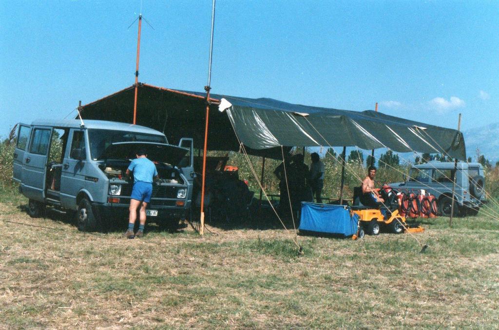 1988 - La tenda per proteggere dal sole cocente i materiali e le attrezzature tecniche.