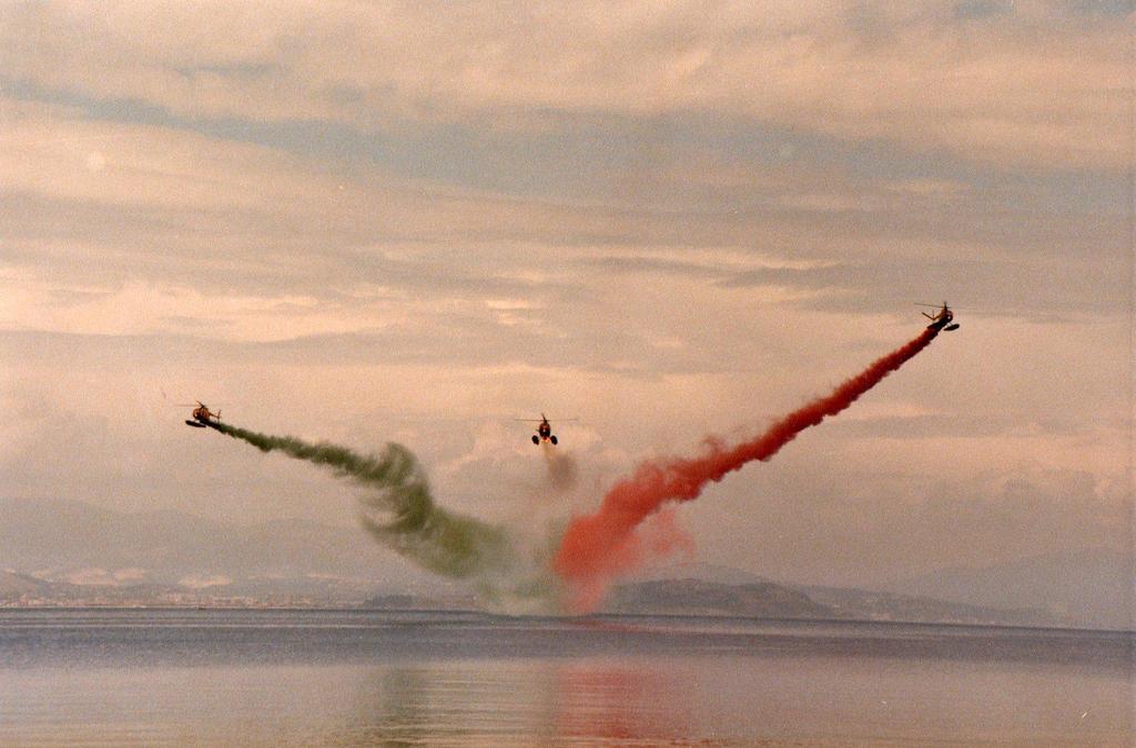 1986 Giugno - Golfo di Gaeta Durante le prove di sfilata di elicotteri con emissione di fumata tricolore, il