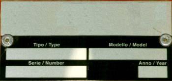ANALISI RISCHI Le macchine devono essere sempre identificabili per cui è necessaria la presenza di una targhetta di identificazione che riporti il nome del costruttore, il modello e le