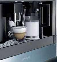 IL PIACERE DI RICEVERE Per chi ama dedicare attenzione a sè e ai propri ospiti, il cappuccinatore automatico completa la funzionalità della macchina da caffè e permette di preparare una delicata