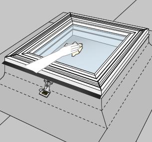 Pulizia e manutenzione Per la pulizia del vetro curvo di rivestimento e del vetro stratificato interno è sufficiente semplice acqua.