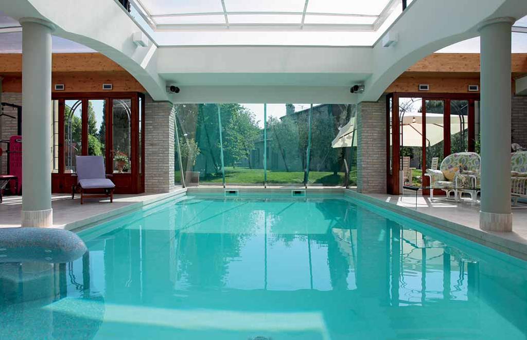 Collocata all interno di una dependance, la piscina è stata realizzata nel complesso di una splendida country house a due passi dalla città.