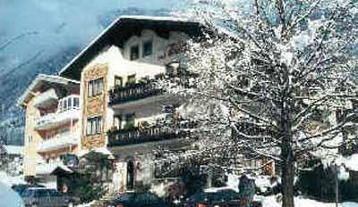 BAD HOFGASTEIN HOTEL ZUM TONI Položaj: 10 minuta pješice do središta mjesta Stanica ski busa: ispred hotela Opremljenost hotela: restoran à la carte, restoran, pub s disko i živom glazbom, soba s