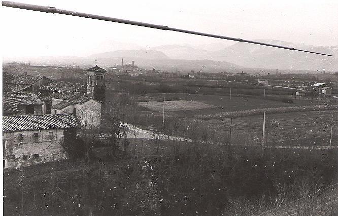 Ancora il borgo di Aveacco, con Mels sullo sfondo, visti dall antenna nel febbraio 1976.