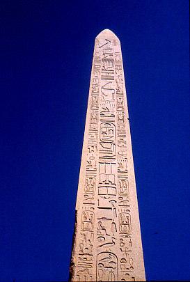 L obelisco di Tutmosi I (1523-1518 a.c., XVIII dinastia) è situato nel tempio di Karnak fra il terzo e il quarto pilone. E alto mt. 19,50, la sua base misura mt.