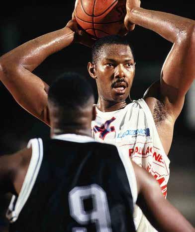 I CAMPIONI Mike Mitchell Mike Mitchell, ala, da tutti soprannominato the teacher, il professore, dopo una lunga permanenza in Nba e due stagioni in Italia, arriva a Reggio Emilia nel 1992, dove per