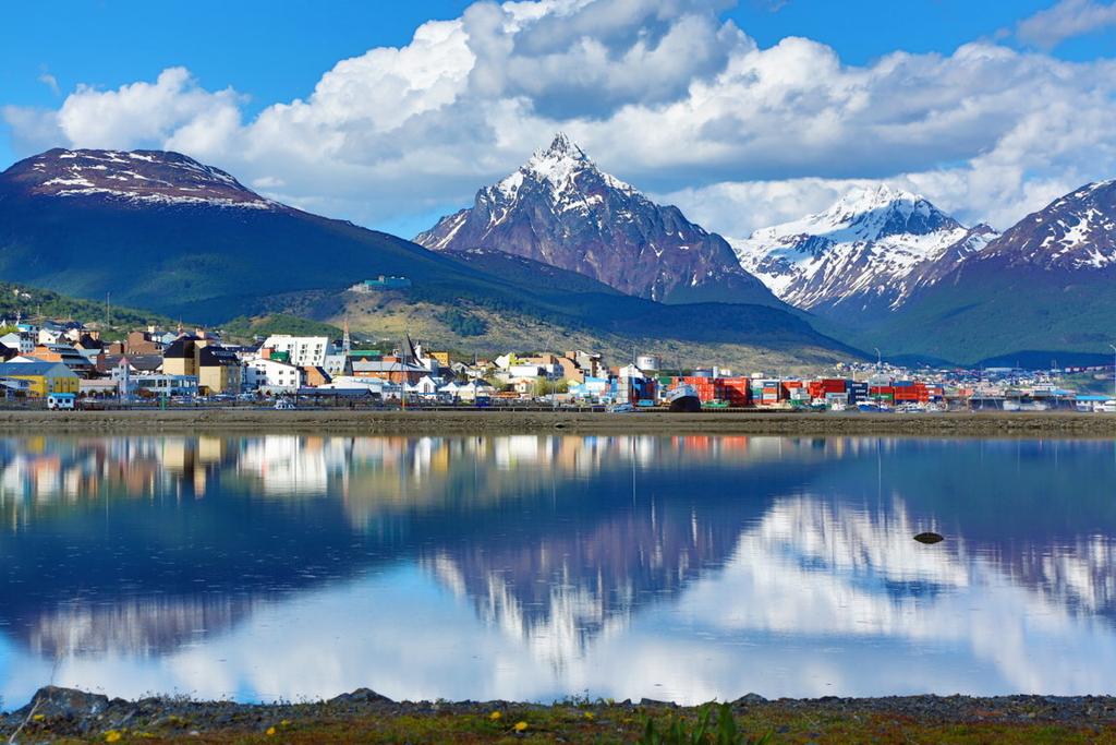 Trasfe rime nto in ae ro po rto e vo lo pe r Ushuaia, la città più australe de l piane ta. All arrivo acco glie nza e trasfe rime nto in Ho te l.