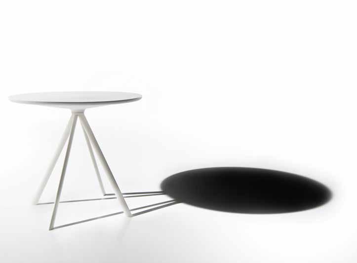 This light, versatile dining table with a minimal look can be used both indoors and outdoors.