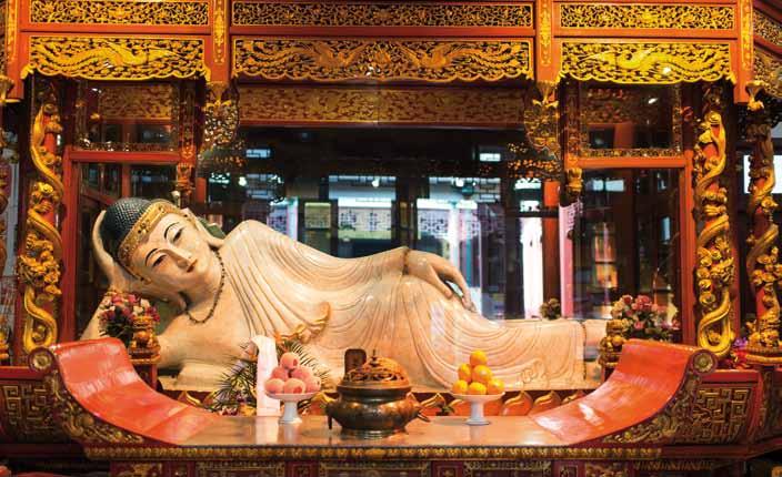 A seguire visita del tempio del Buddha di Giada, con la statua nel prezioso materiale di colore bianco, proveniente dal Myanmar, e il Bund. Pranzo in ristorante locale.