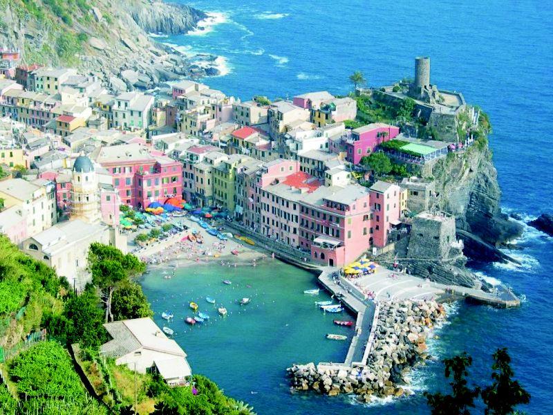 museo geopaleontologico, si erge sul promontorio roccioso che delimita l'insenatura di Lerici, risaltando nello splendido paesaggio circostante.