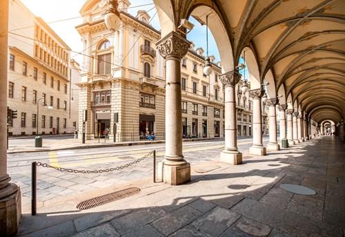 eleganti caffè e vivaci bar e ristoranti, proprio accanto alle