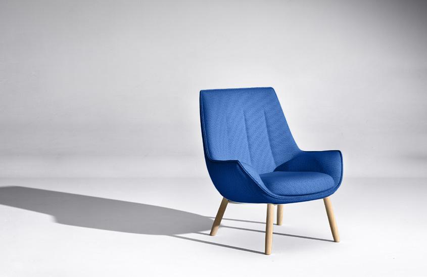 30 31 Morfeo Lounge Chair by Anderssen & Voll Poltrona con gambe in frassino tinto rovere naturale e scocca in poliuretano rigido.