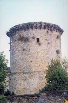 Giuseppe, è da notare lo sporico: sottopassaggio con travi di legno. Percorrendo Via Garibaldi, già Salita Castello, si giunge al belvedere della fortezza.