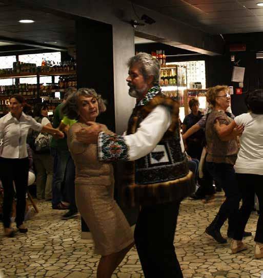 Fig.3_ Danze tradizionali romene durante la festa del raccolto presso il centro commerciale La Strada.