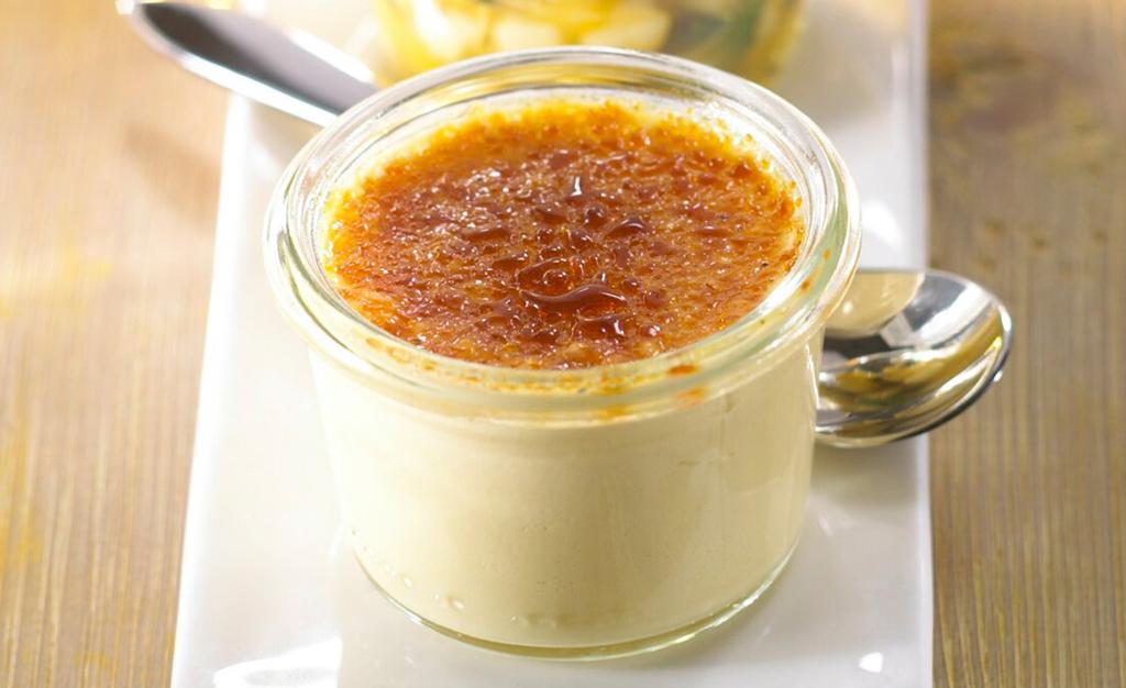 CREMA CATALANA con macedonia di ananas MOUSSE AL COCCO con frutta tropicale la principale differenza fra la crema catalana e la créme brûlée è che mentre la prima è ricca di cannella e aroma di