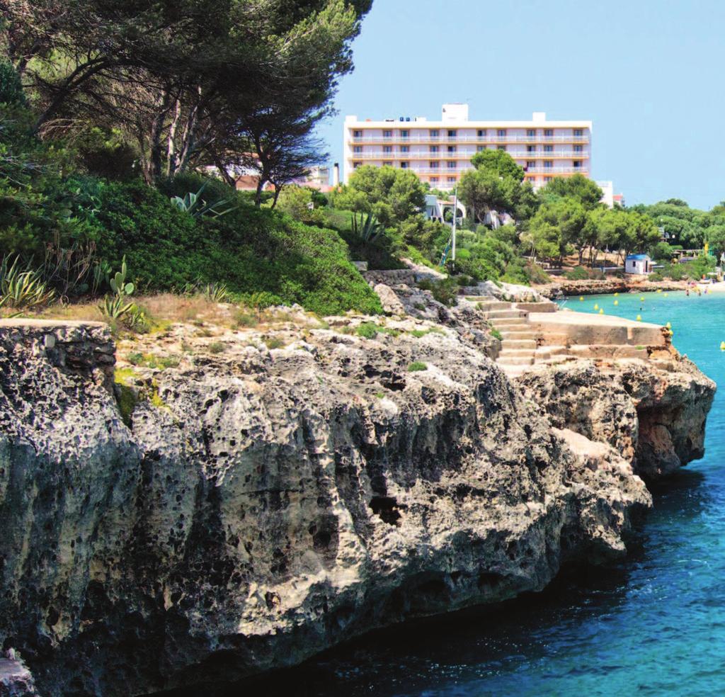 Baleari MINORCA L isola del vento Veraclub CALA N BLANES CALA N BLANES Ciudadela MINORCA M a r M e d i t e r r a n e o Es Mercadal Sant Lluis Mahon La sabbia finissima congiunge la terra e il mare