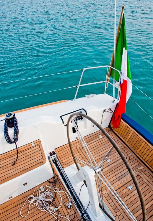 The wide teak cockpit, the folding transom and the perfect position of the maneuvers on deck: everything is in the right place to ensure great sailing simplicity both in cruising and racing.