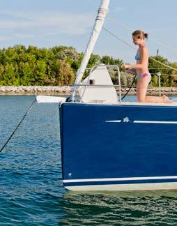 70 meters long benches enclose the 3.40 meters long and 1.90 meters wide teak coated cockpit, defining a new standard for an 11 metres boat.