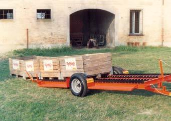 entrambi azionati dal posto di guida. MODEL TYPE L4P4 Bin-type, single-axle trailer, capacity N. 04 bins + N.