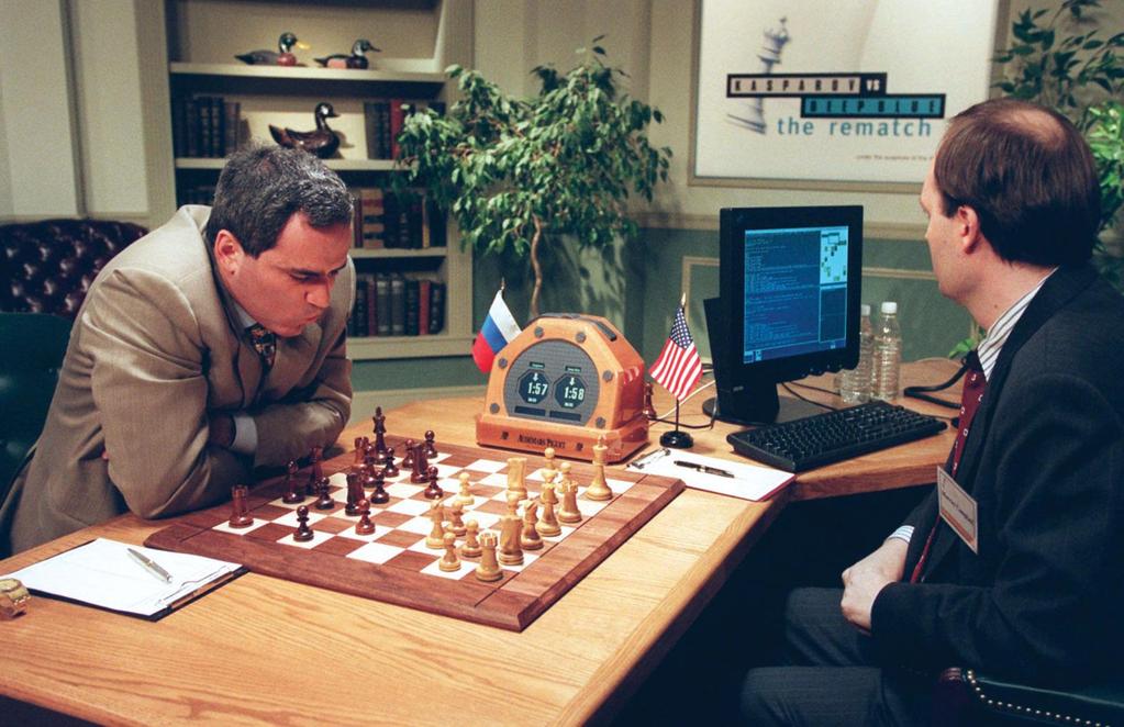 Nel 1999 Garry Kasparov affronta il resto del mondo in una partita a scacchi online organizzata da Microsoft.