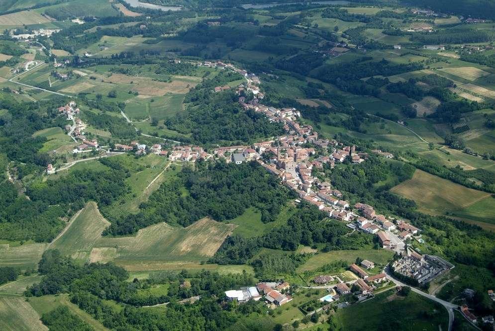 Antignano, circondato da amene e feraci colline. Le produzioni consistono in grano, meliga, fave, fagioli, noci, mele, pere, pesche e speciale in uve di buona qualità.