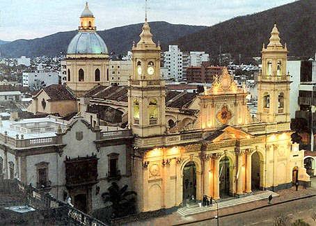 3 giorno Iguaçu Trattamento di prima colazione in hotel e pranzo in ristorante. Cena libera. Intera giornata dedicata alla visita del lato argentino delle celeberrime cascate.