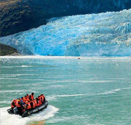 Rapiti dall incanto del paesaggio continuiamo la nostra avventura sotto lo sguardo maestoso dell "Avenida de los Glaciares" (Via dei Ghiacciai).