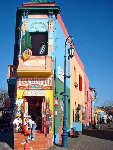 visita dei quartieri più caratteristici e variopinti della città: il quartiere del tango San Telmo e il variopinto Caminito de La Boca, ove si stabilirono i primi