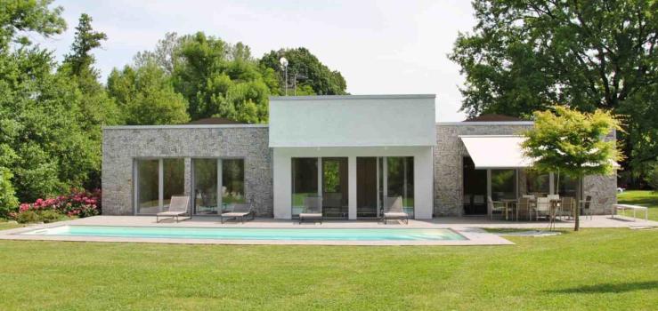 Terra: ingresso dal giardino al soggiorno con camino, sala da pranzo collegata con una porta ad arco al cucinotto, bagno. Al P.