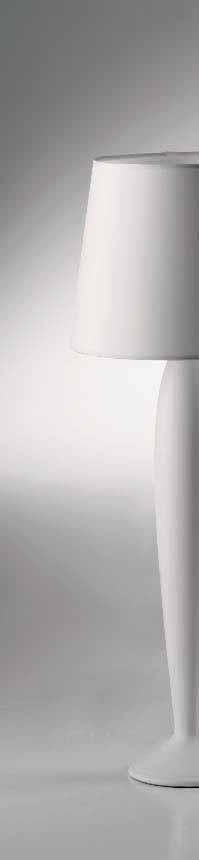 Lampada da tavolo in maiolica colorata a mano in bianco e disponibile in altri colori. Paralume in seta nel colore della base.