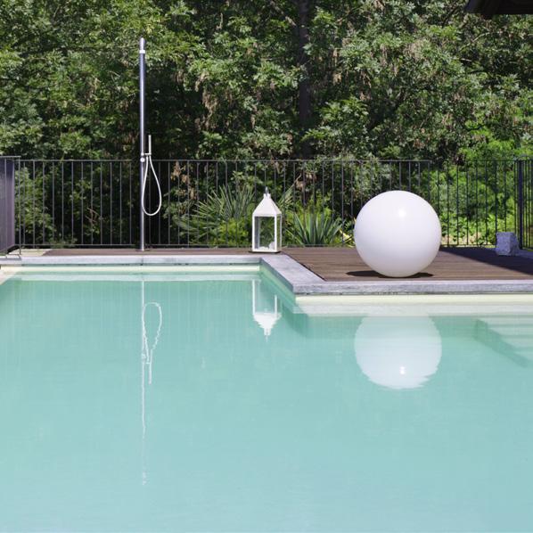 CD004 NEW Colonna doccia idroprogressiva da esterno/ piscina con soffione e maniglie in pvc bianco, kit doccia bianco. Disponibile anche con soffione rotondo da 250mm.