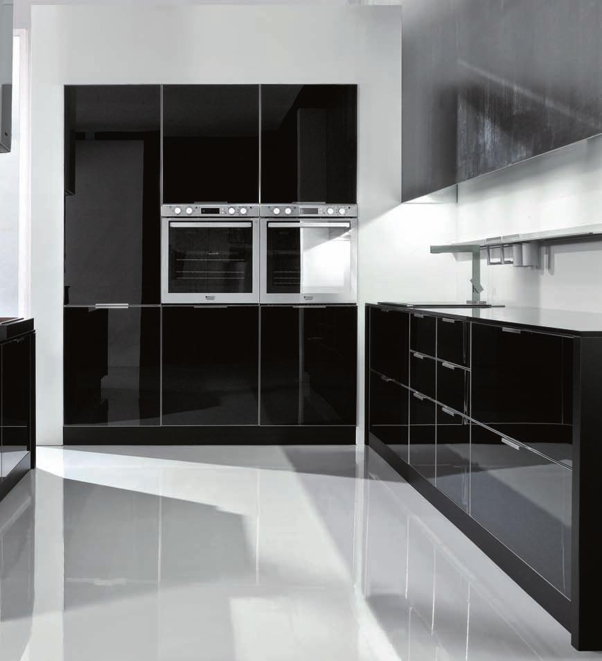 SOL, PER INFINITI RIFLESSI DI LUCE. MURANO REPRESENTS A MODERN KITCHEN CONCEPT WHERE ELEGANCE AND FUNCTIONALITY ARE GUARANTEED BY ALUMINIUM FRAMED GLASS DOORS.