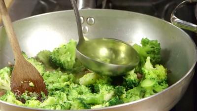 Nel frattempo tuffate la pasta nella stessa acqua dei broccoli e lasciate che cuocia al