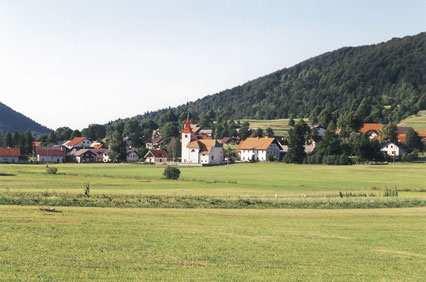 E collocata nell estremo Sud della Slovenia, nella regione di Notranjska, vicino al confine con la Croazia, ad un altitudine relativamente bassa, che lo rende uno dei paesi sotto i 1000 m più freddi