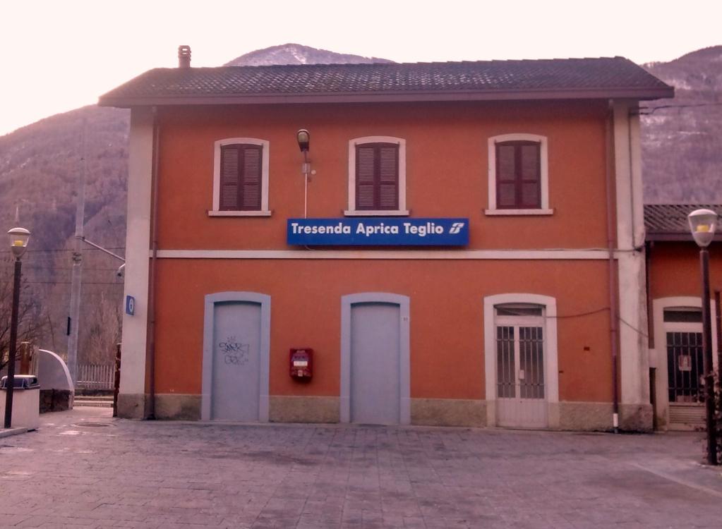 3 - Trenino rosso Bernina FD variante A Mattina a Tirano e Treno Tirano St.Moritz Basilica Madonna di Tirano all'arrivo del gruppo in pullman GT da Passo Maloja.