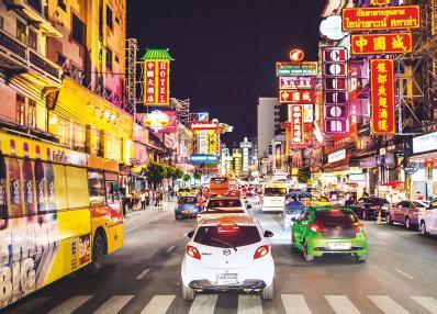 sotto le luci al neon, esplode l energia di chinatown, cuore Paesi ASEAN a Mazda Sales Thailandia, ci spiega perché.